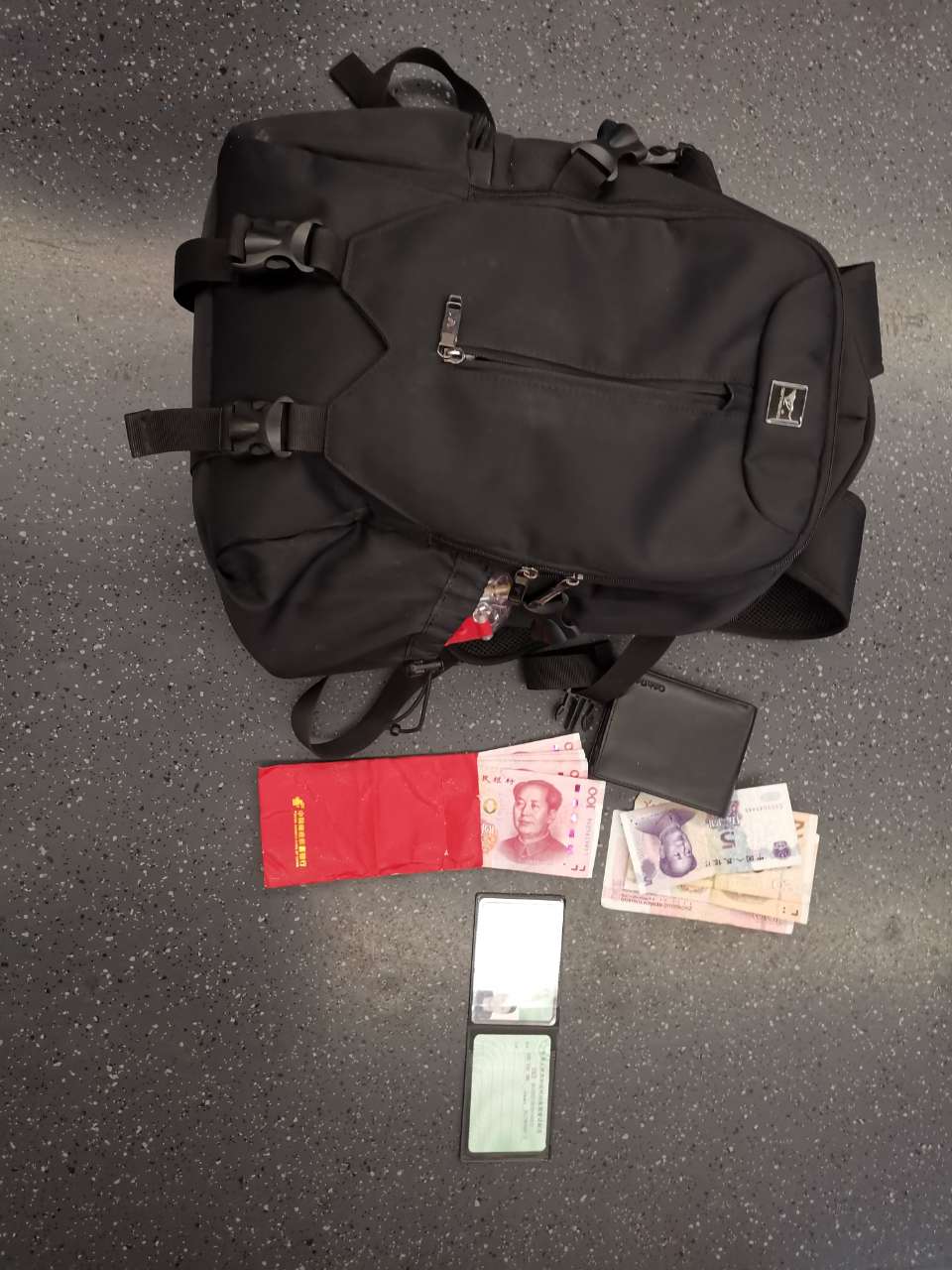 旅客遺失的黑色雙肩包及部分包內物品.jpg