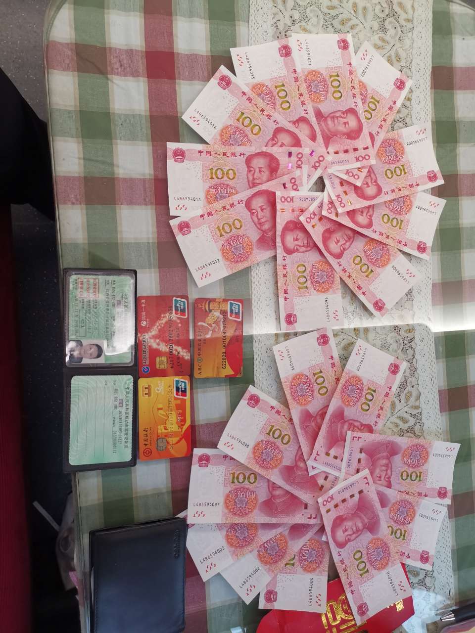 民警清點包內物品，發現大量現金.jpg