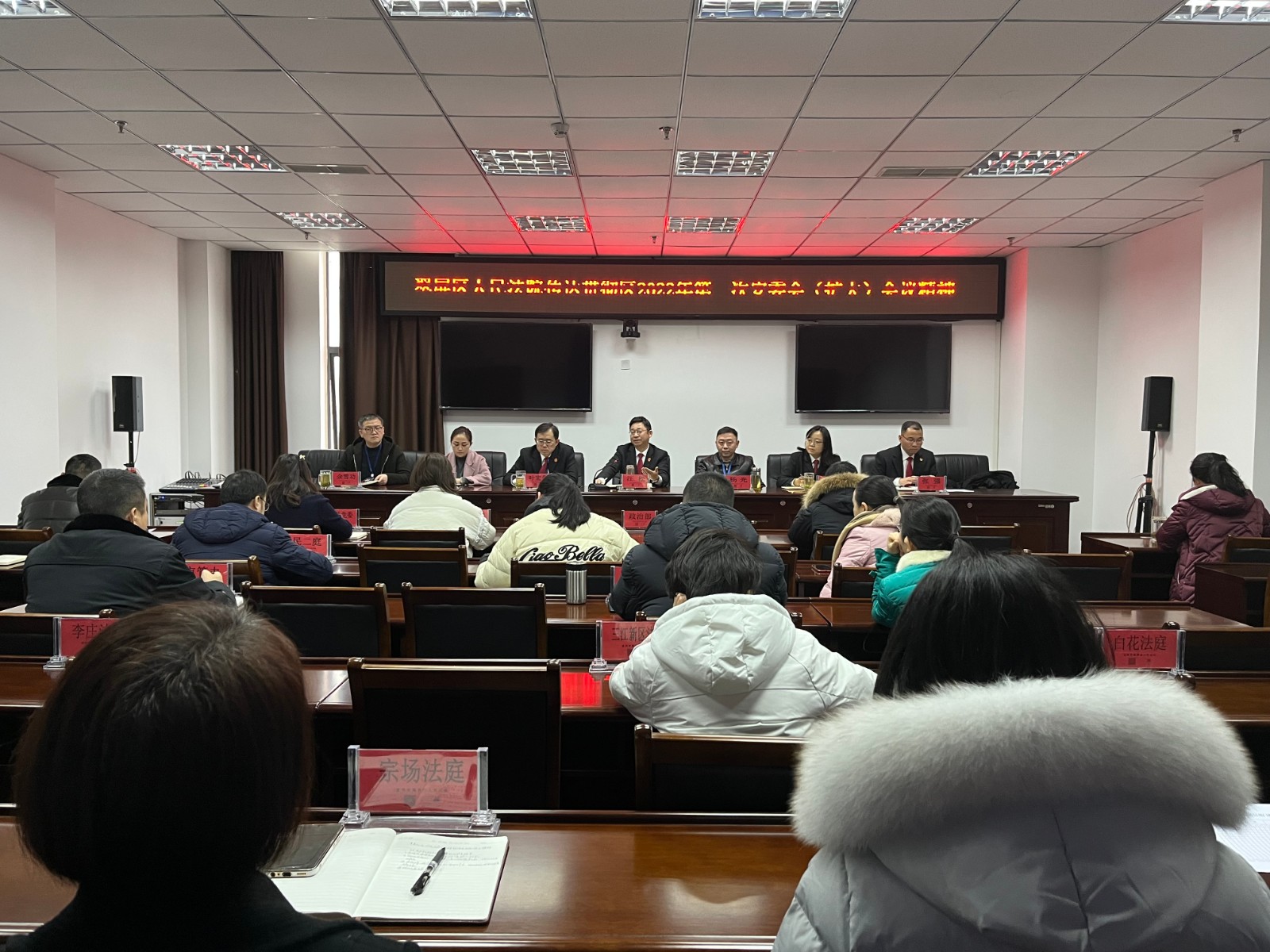 召開黨組擴(kuò)大會(huì)傳達(dá)中省市區(qū)近期重要會(huì)議精神.jpg