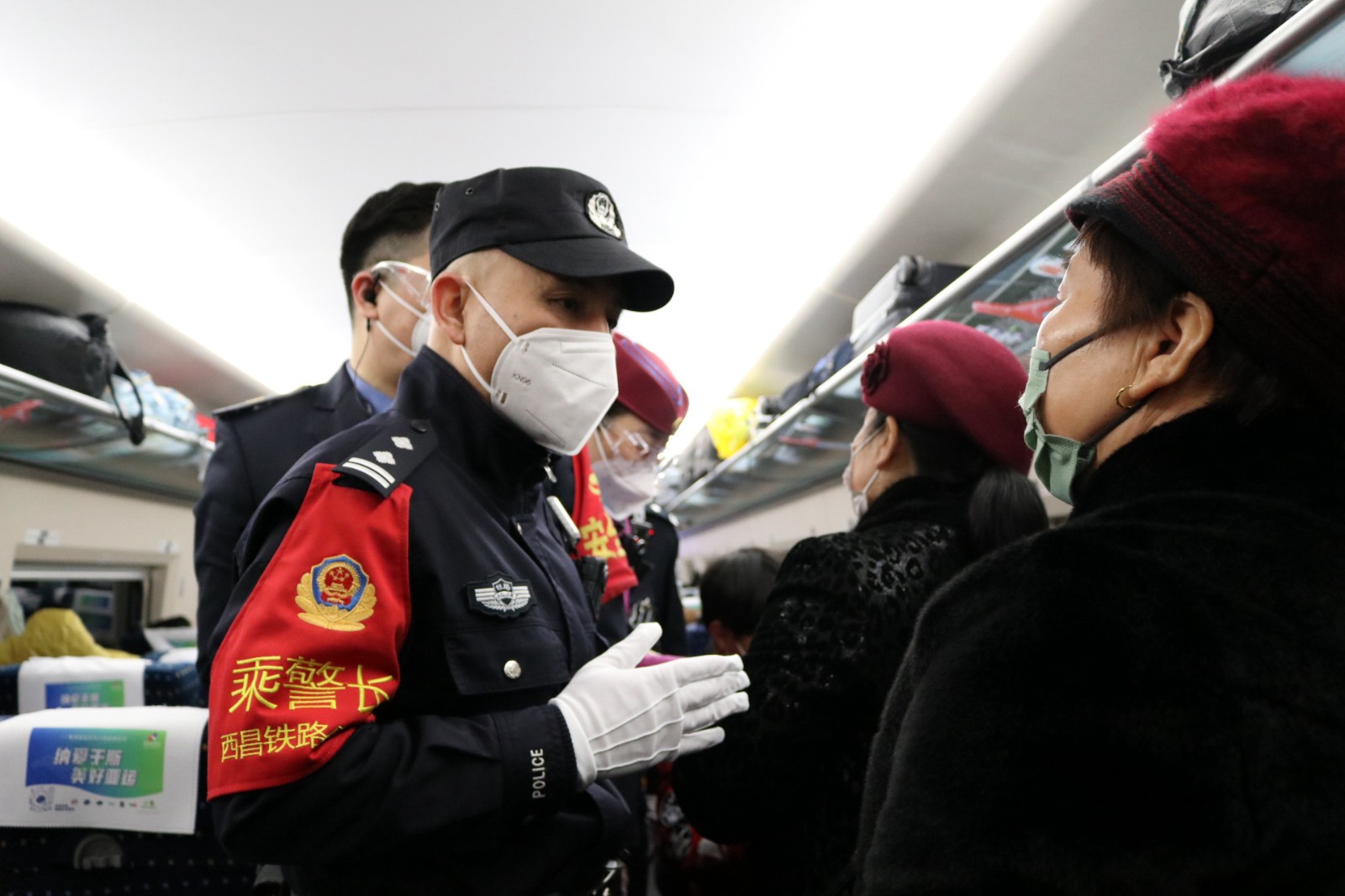 1乘警巡乘中對旅客開展安全宣傳.JPG