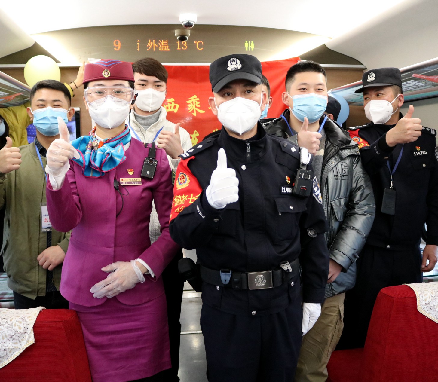2乘警和列車志愿者合影留念.JPG