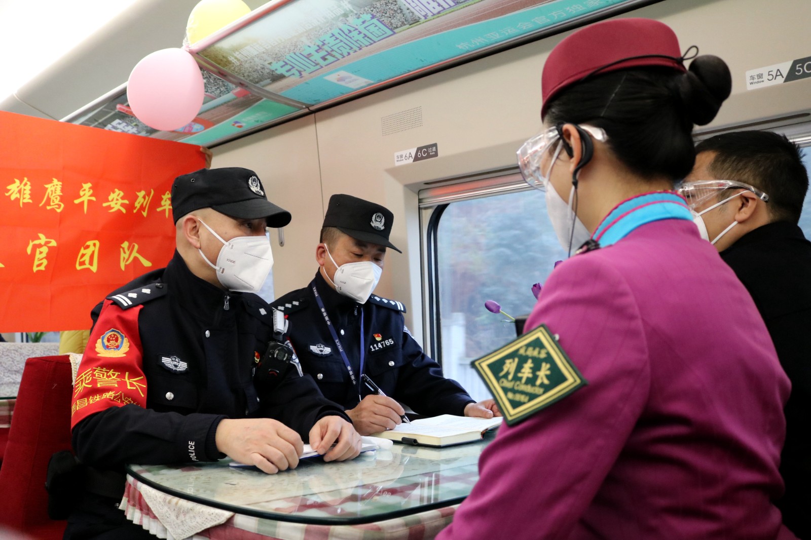 4乘警和車班工作人員召開每日工作例會.JPG