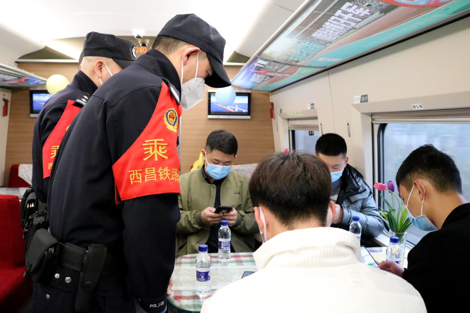 5乘警與志愿者團隊搭建列車警務團隊治安聯防工作群并告知相關要求.JPG