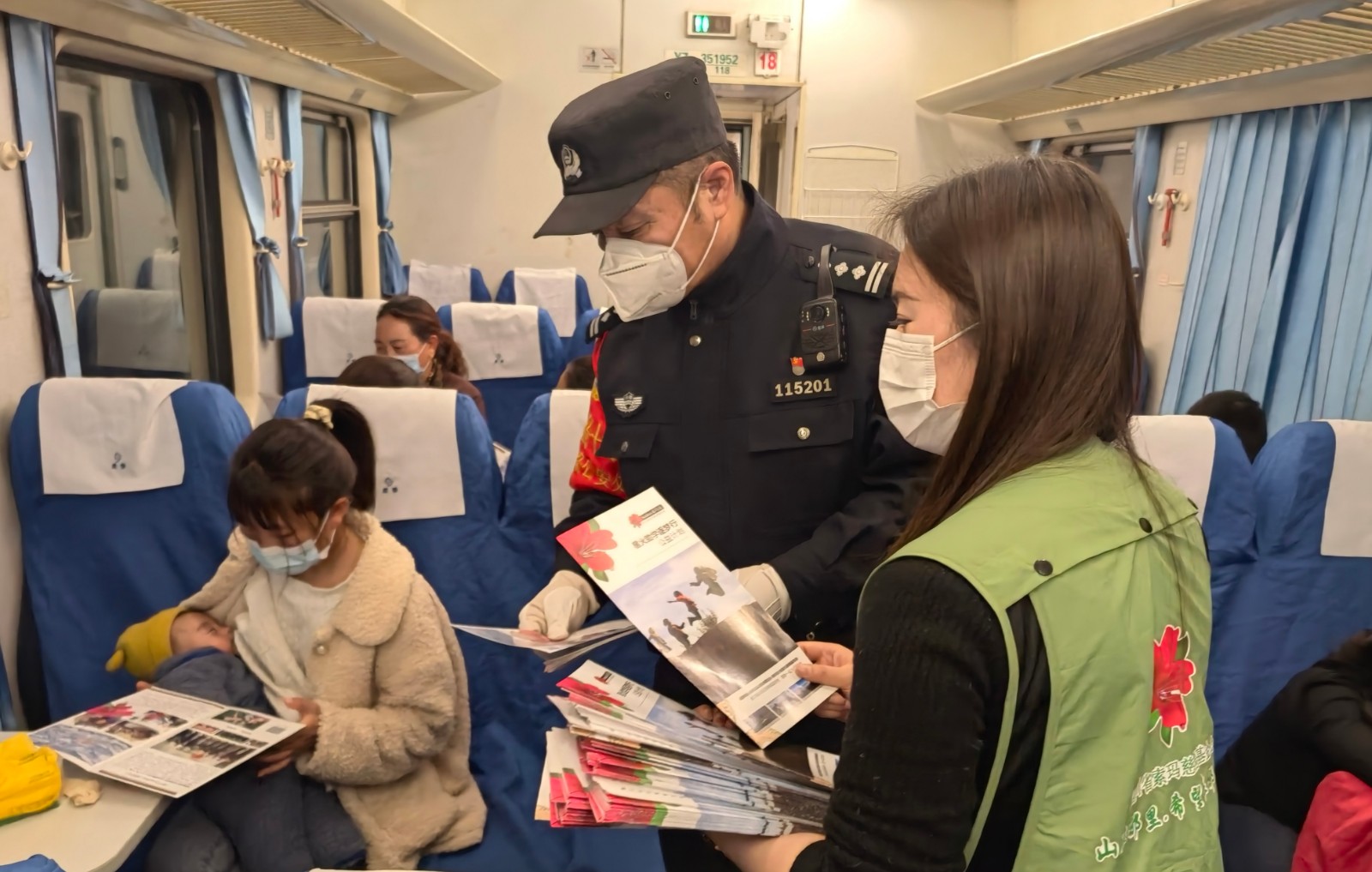 6乘警和索瑪花志愿者動員旅客為失學兒童獻愛心.jpeg