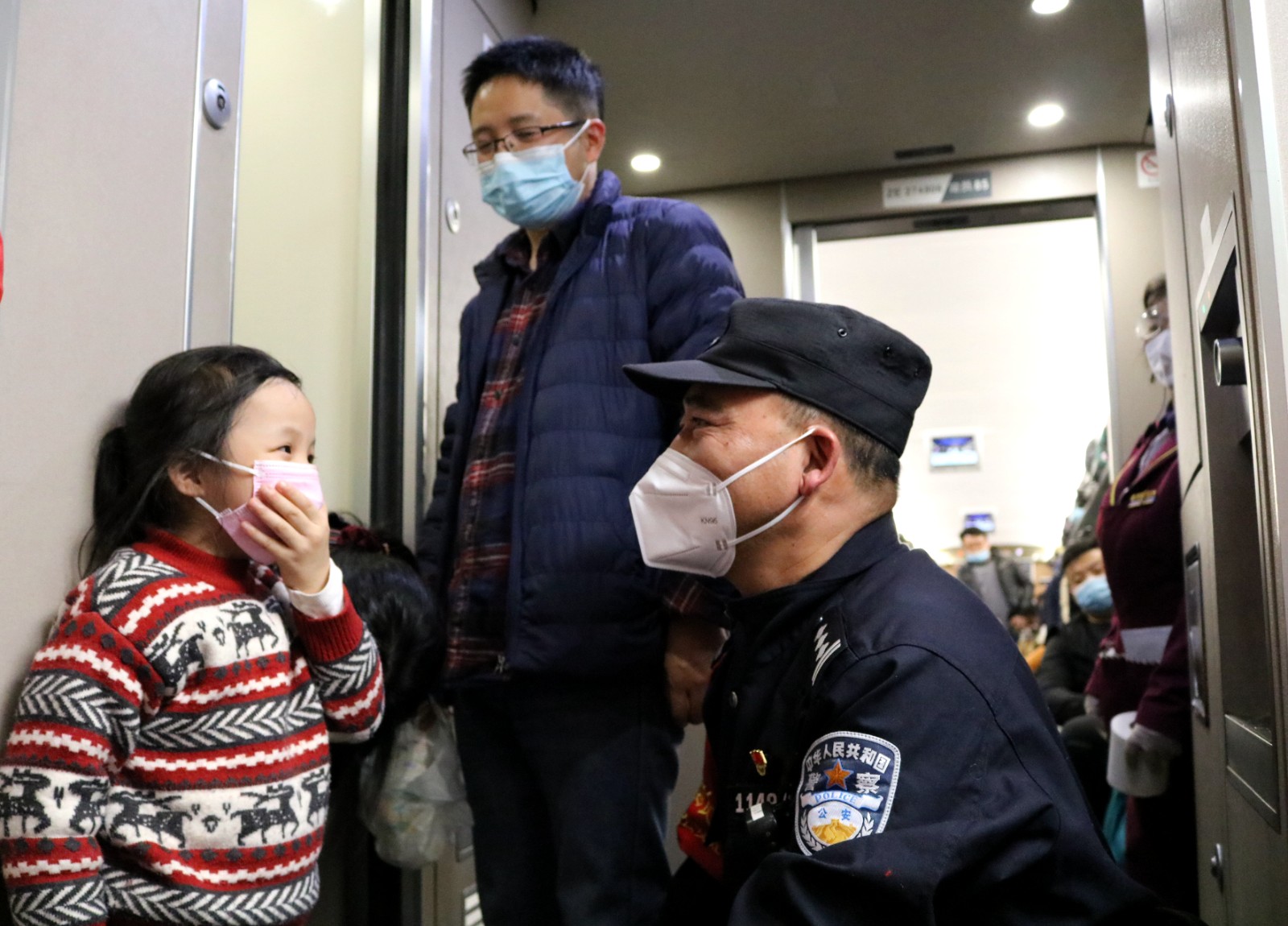 7乘警為小乘客戴好口罩.JPG