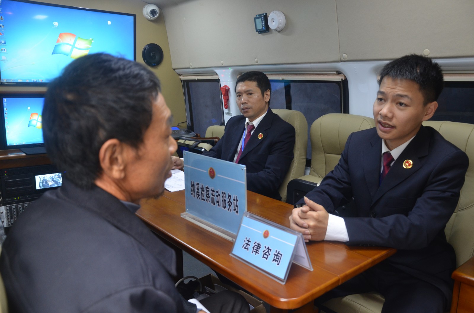 在流動檢察車接訪.JPG