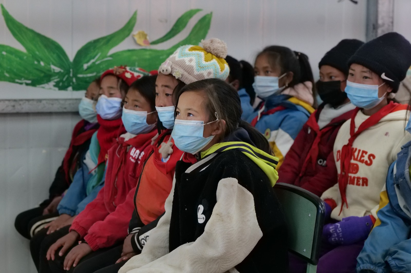 孩子們求知若渴，認(rèn)真聆聽民警講解.JPG