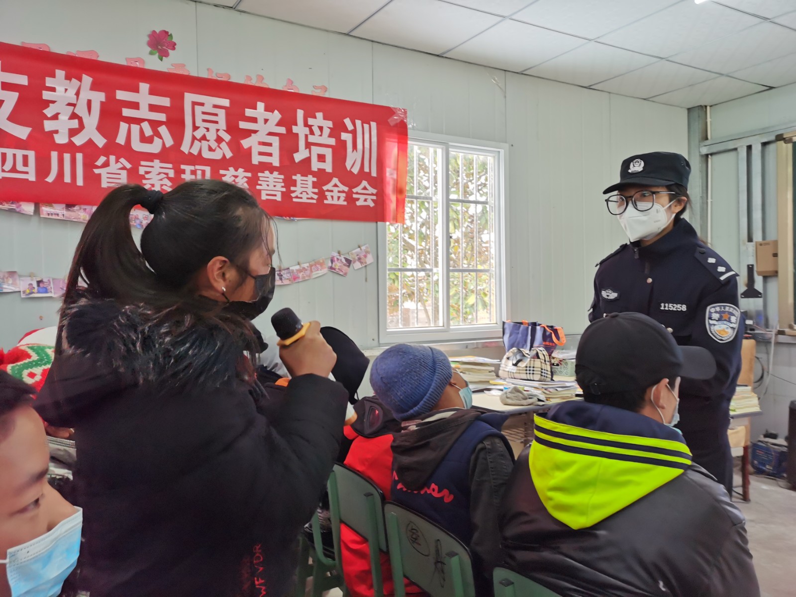 民警和同學(xué)開展有獎(jiǎng)問猜活動(dòng).jpg