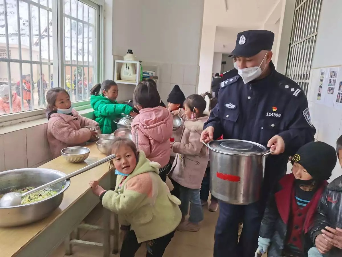 民警為上課的孩子們端來食物.JPG