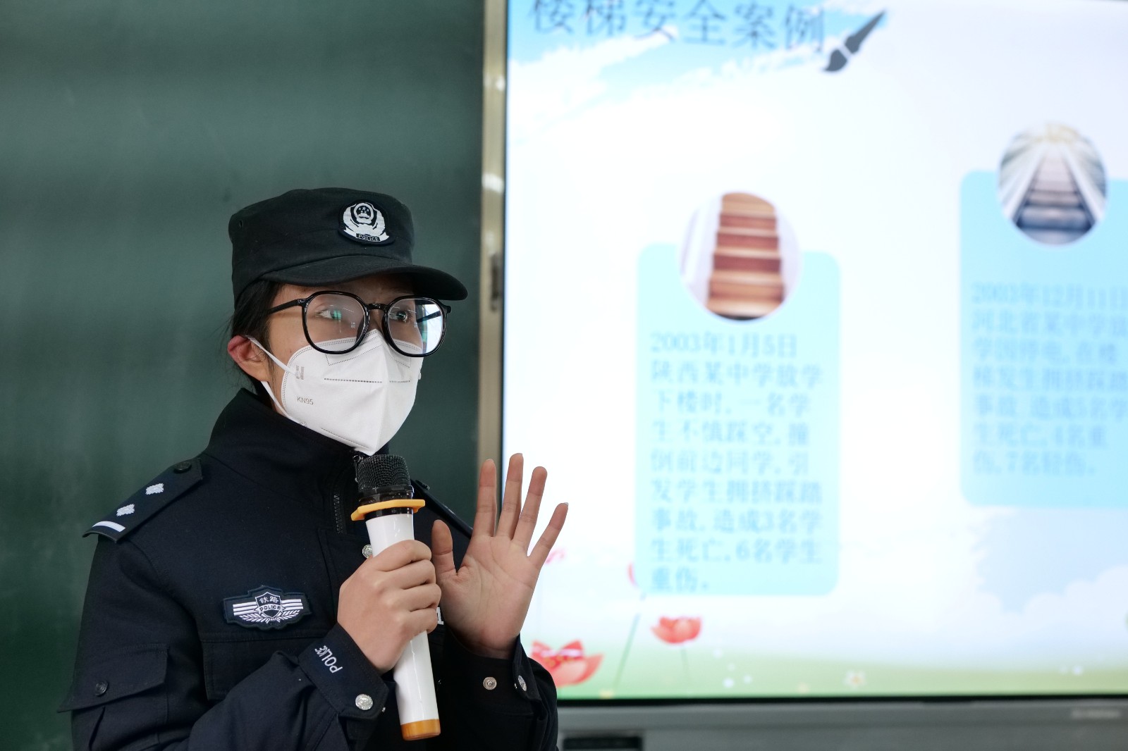 民警為同學(xué)們講解安全防范常識(shí).JPG