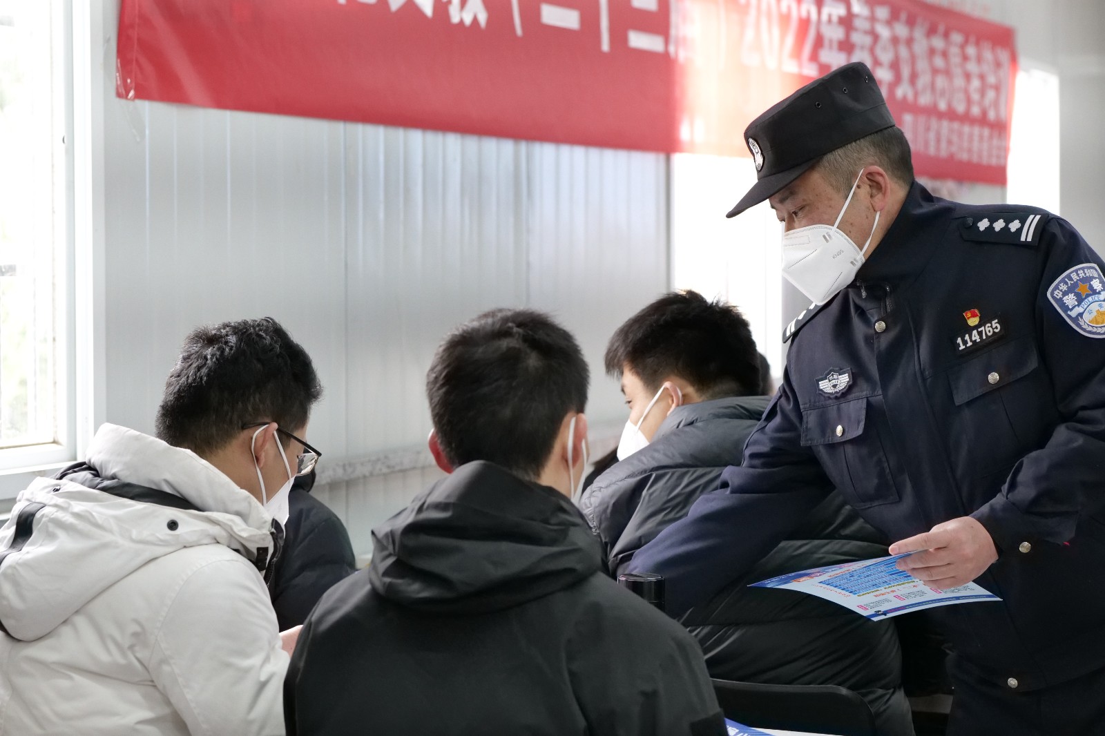 民警為孩子們分發(fā)反電詐宣傳單.JPG