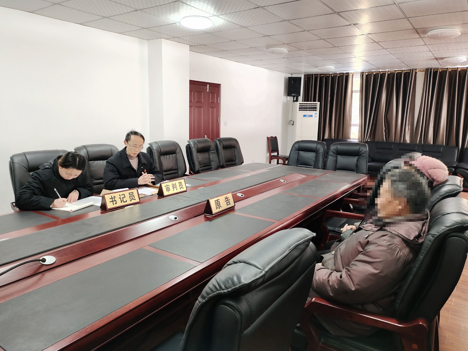 辦案法官在大熊貓國家公園寶興片區(qū)東河法務中心調處糾紛（已打碼）.jpg