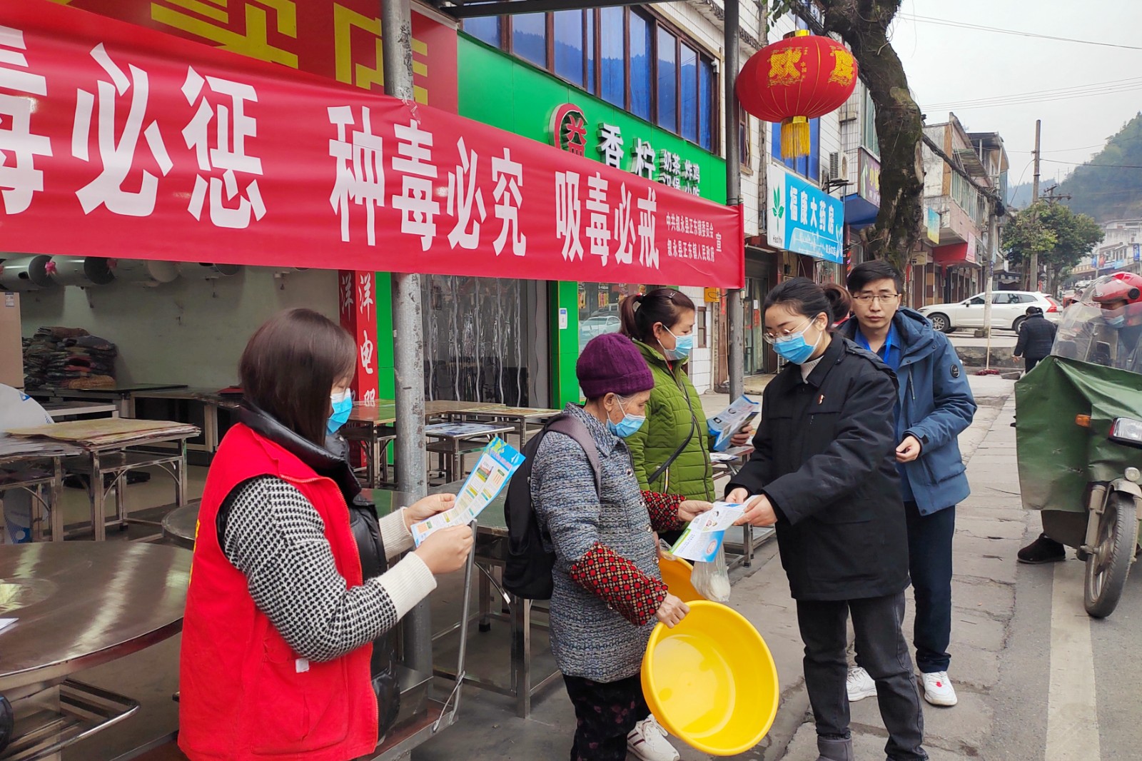 圖：志愿者發放禁毒宣傳手冊.jpg