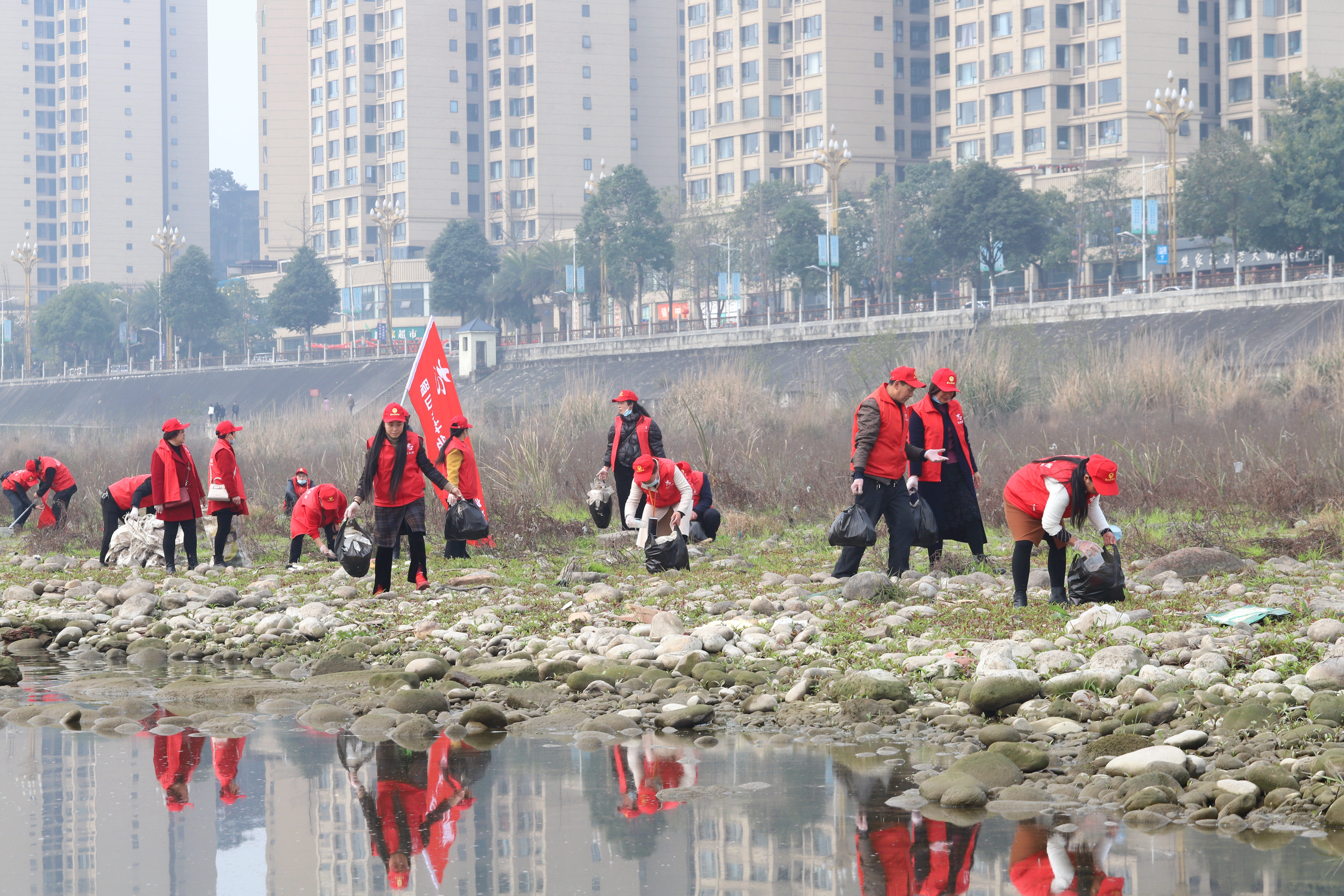 1.志愿者在河邊撿垃圾。.JPG