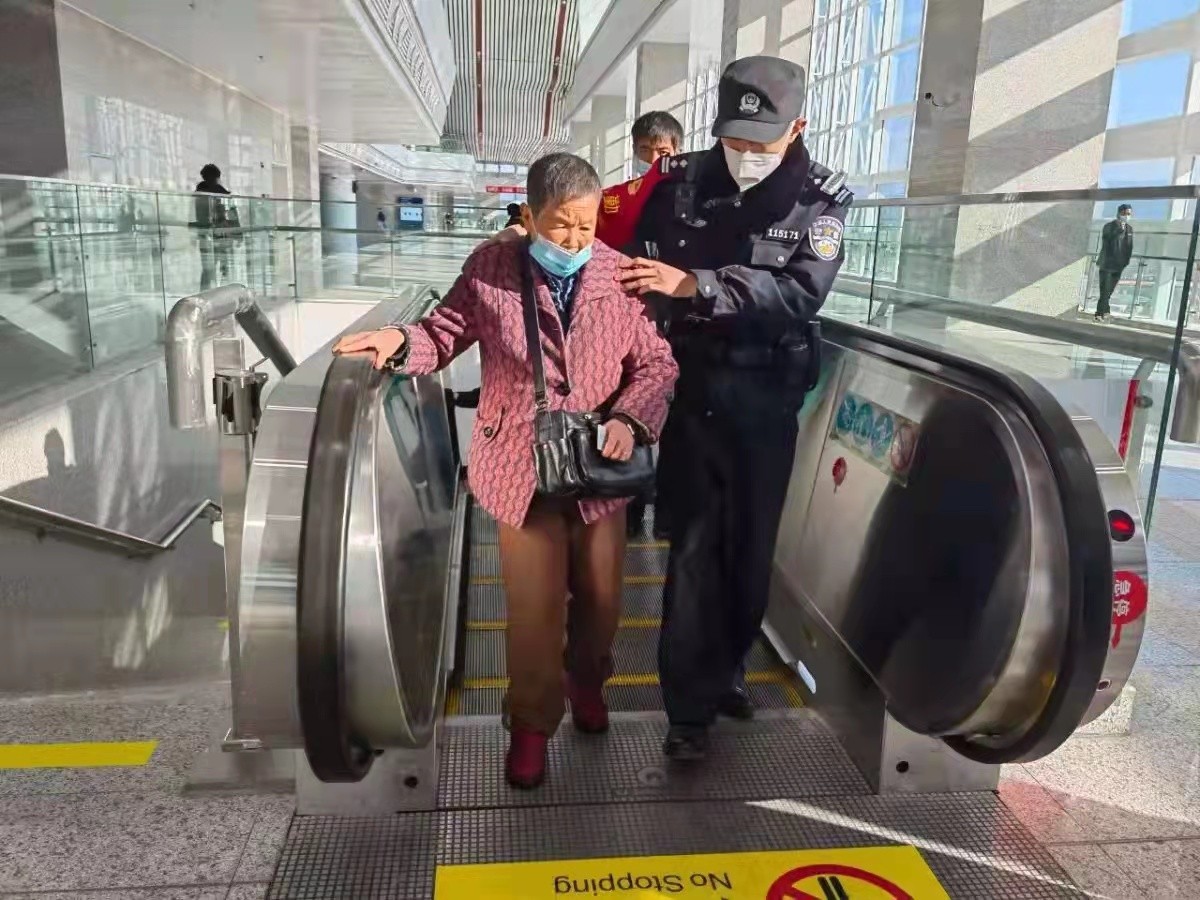 民警幫助困難旅客進(jìn)站乘車.jpg