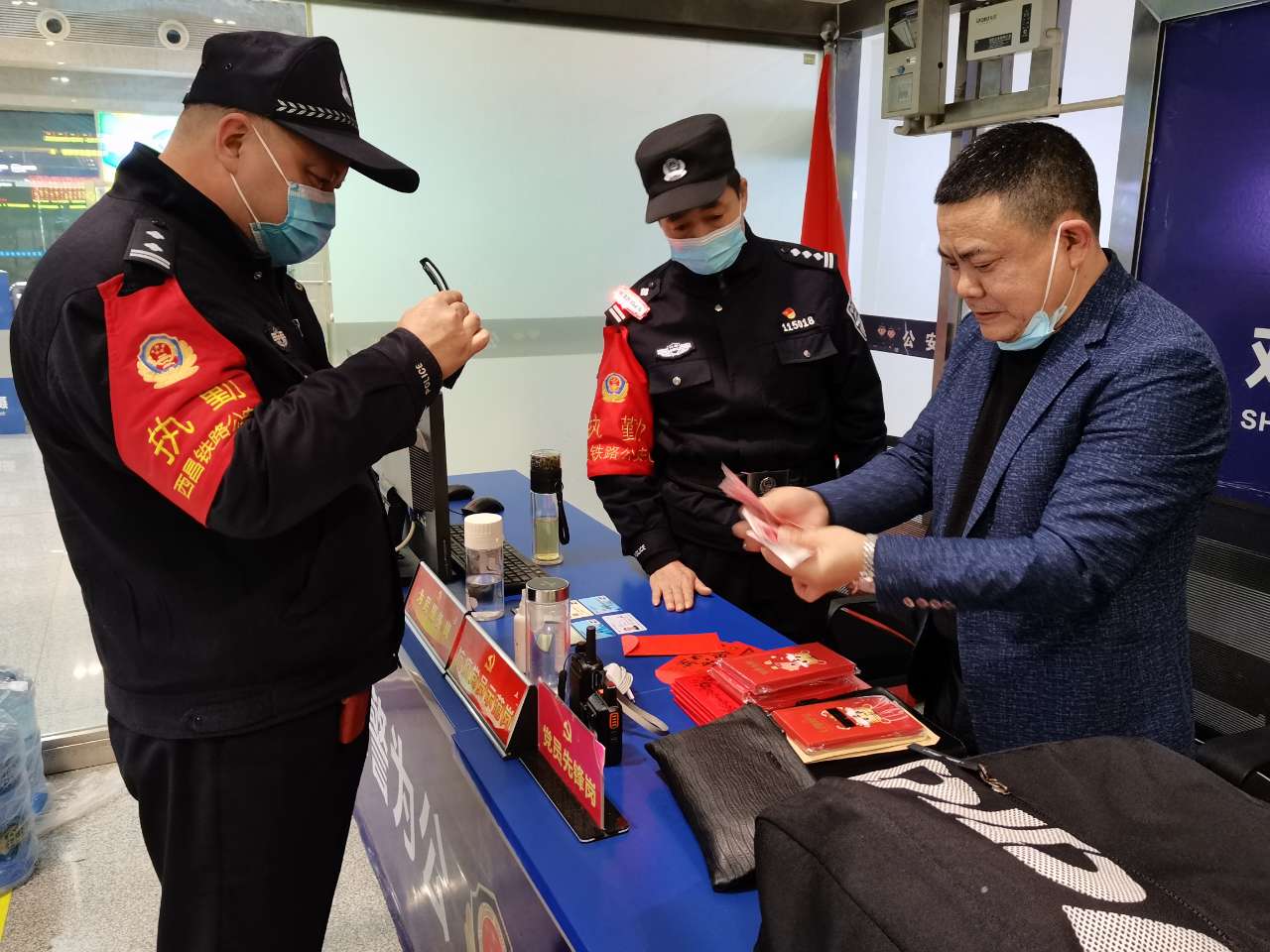 民警開(kāi)展便民服務(wù).jpg