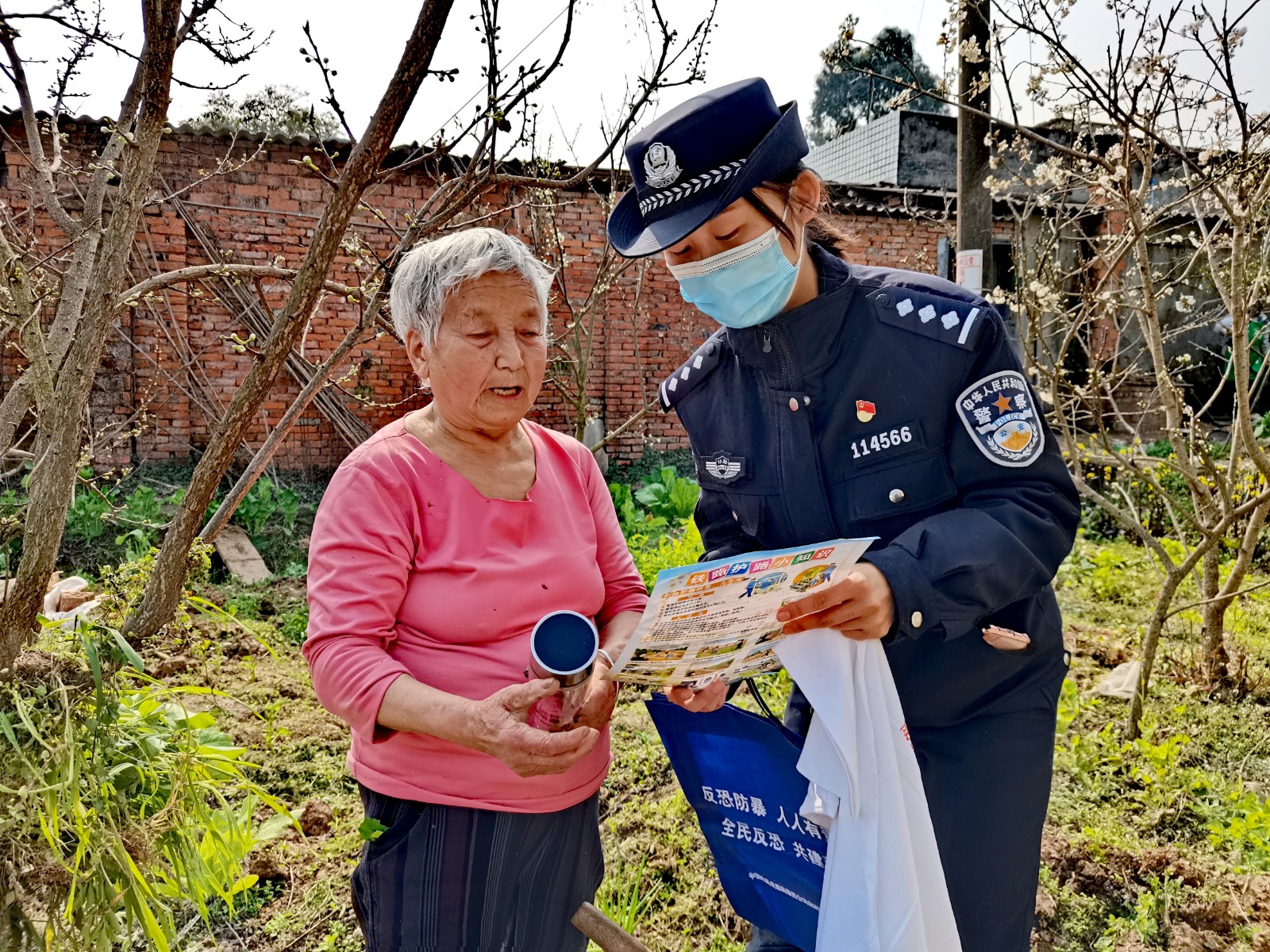 民警深入田間地頭開(kāi)展法制宣傳.jpg