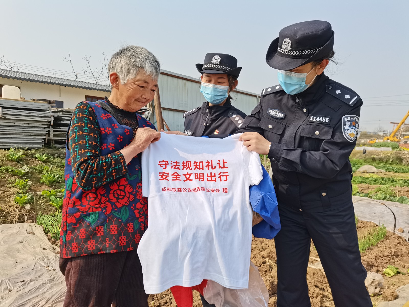 民警探訪孤寡老人和“五殘”人員.jpg