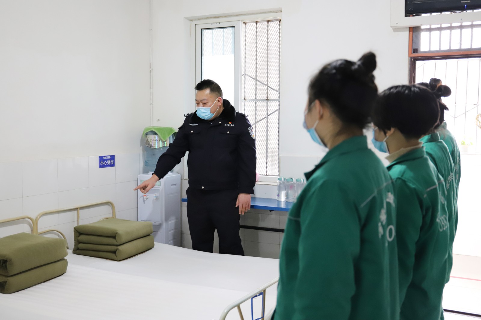 饒剛（左）深入戒毒人員住室嚴格檢查督導落實一日生活制度.JPG