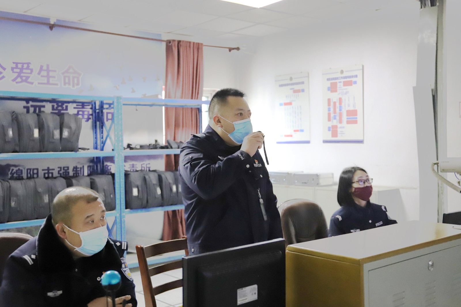 住所值班期間，饒剛（中）每天堅持進行疫情防控調(diào)度檢查指揮.JPG