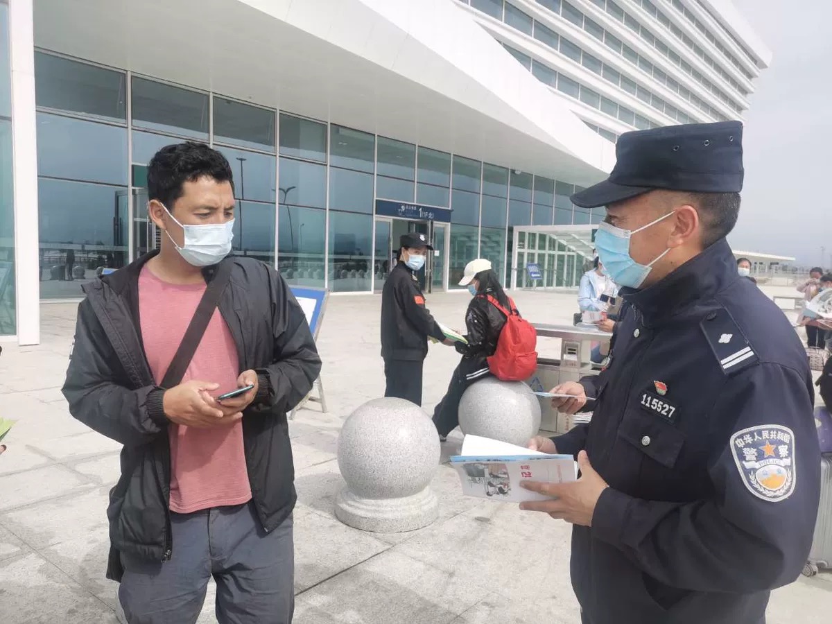 民警號召群眾參與國家安全保護工作.JPG