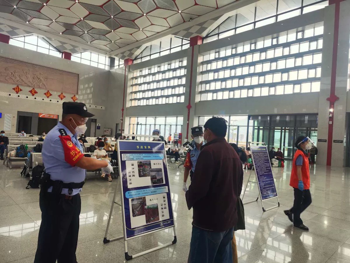 民警利用展板宣傳國家安全知識.JPG