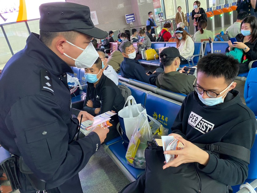民警為旅客分發普法宣傳單.jpg