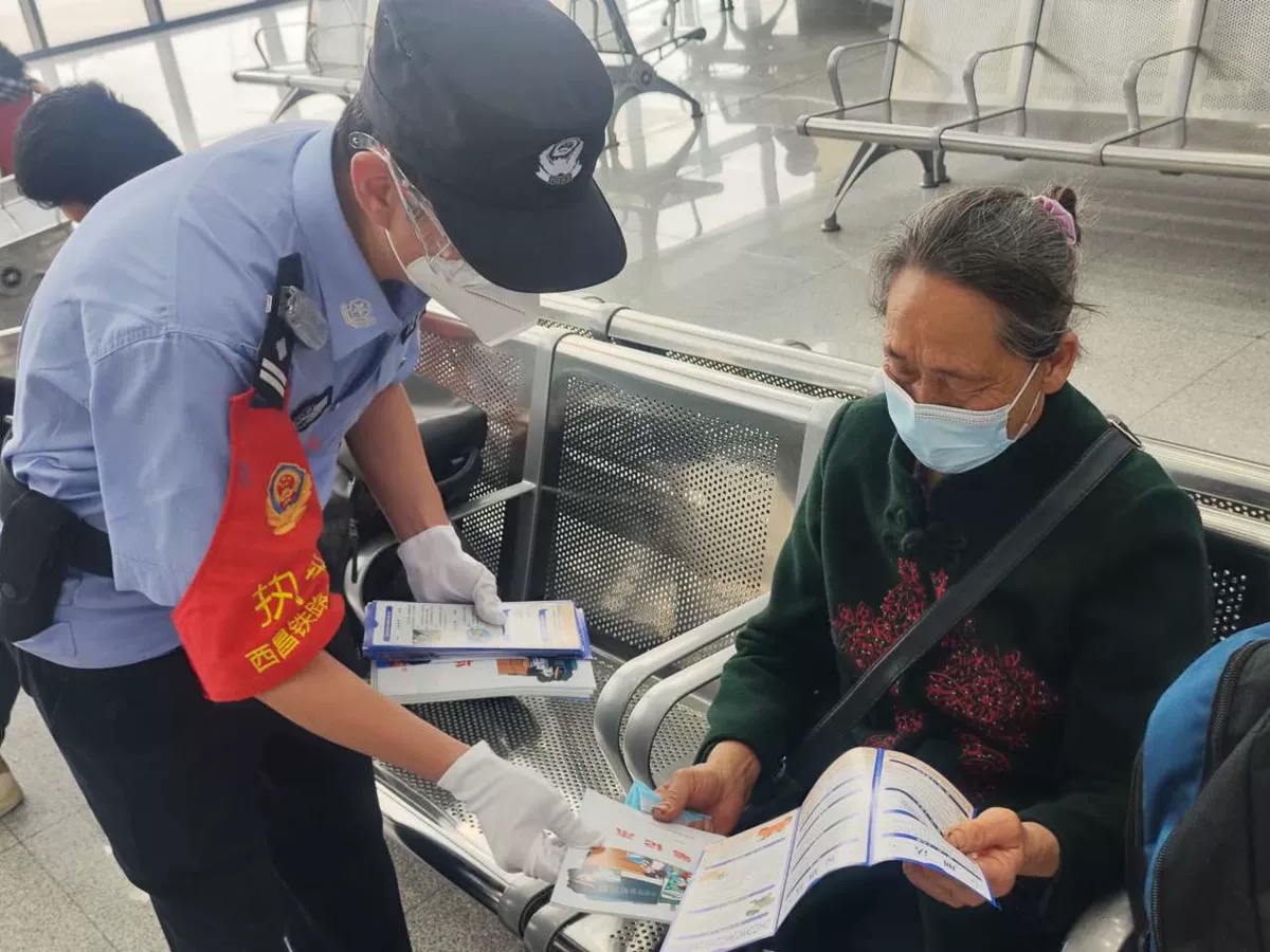 民警為旅客講解國家安全知識.jpg