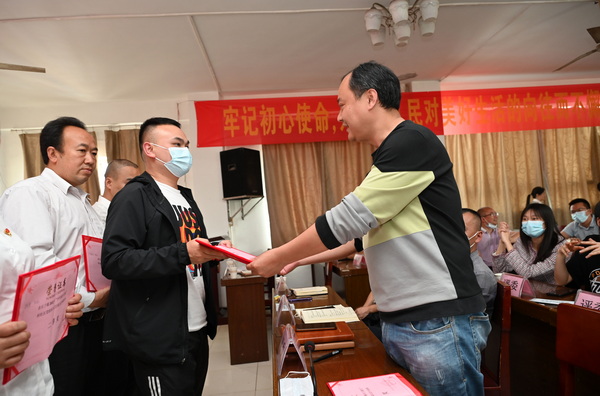 為獲獎村（社區）黨組織書記頒獎.jpg