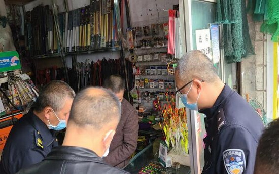 威遠警方聯合執法.jpg