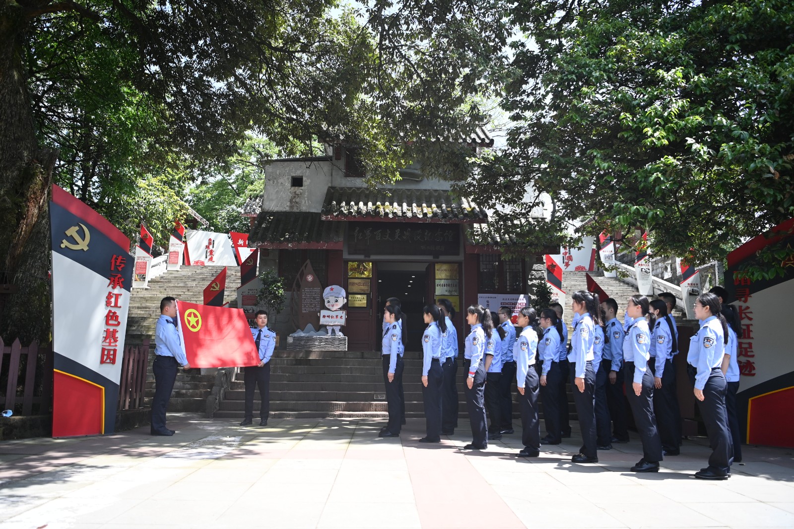 青年民警重溫入團誓詞.JPG