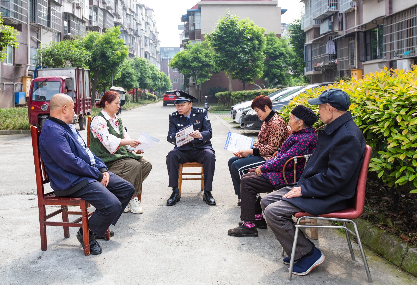 走訪群眾，開展法制宣傳.jpg
