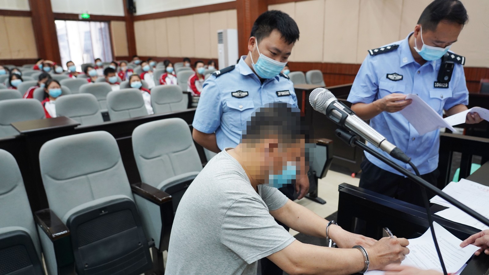 圖片3：被告人在庭審筆錄上簽字.jpg