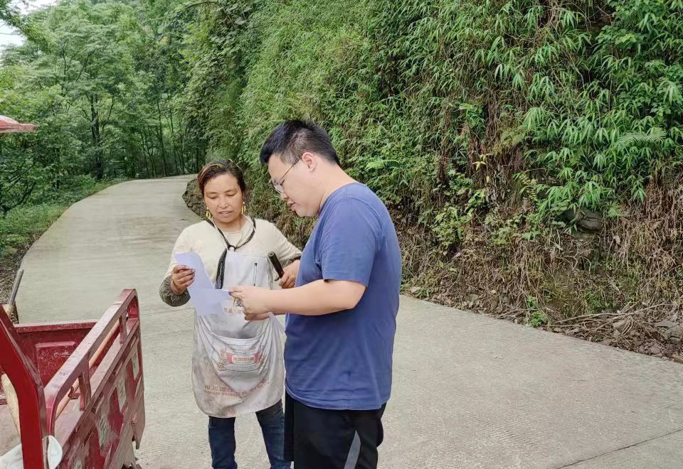 圖片2：陳家林向群眾宣傳政策規定.jpg