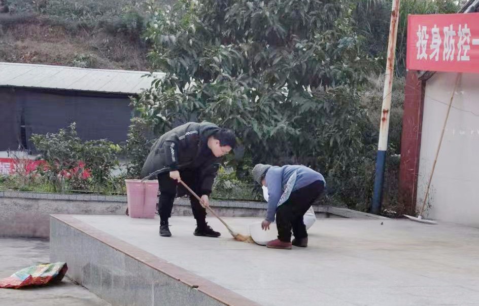 圖片3：陳家林幫助群眾收糧食.jpg