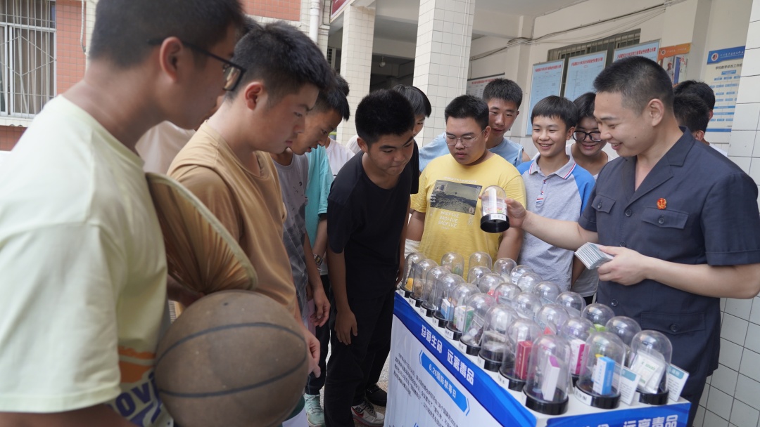 圖為普法志愿者向往來(lái)的同學(xué)們展示和介紹仿真毒品 (3).JPG