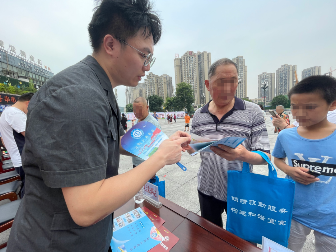 法潤少年 守護未成年人健康成長——敘州區人民法院開展關愛未成年人普法宣傳活動.png