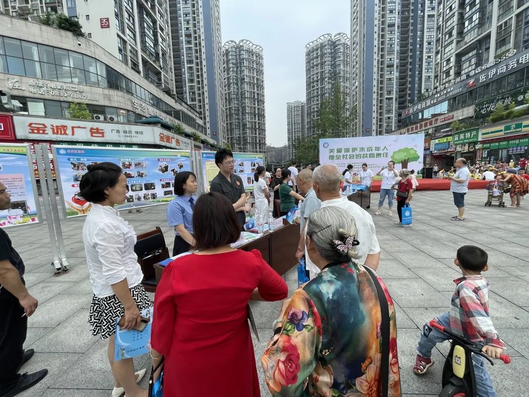 法潤少年 守護未成年人健康成長——敘州區人民法院開展關愛未成年人普法宣傳活動.jpg