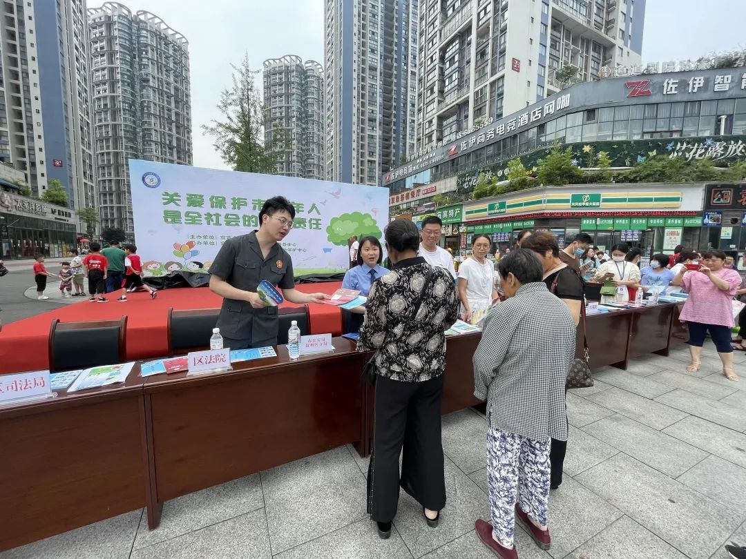 法潤少年 守護未成年人健康成長——敘州區人民法院開展關愛未成年人普法宣傳活動 (1).jpg