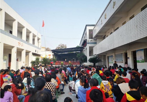 劉路興同志在內江市東興區雙鳳鎮胡家壩小學開展法治講座 .jpg