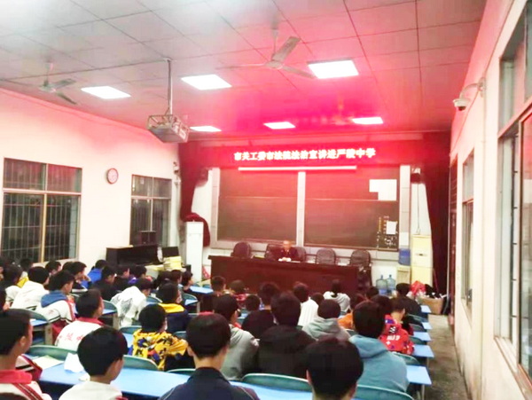 劉路興同志在威遠縣嚴陵鎮中心開展法治講座.jpg