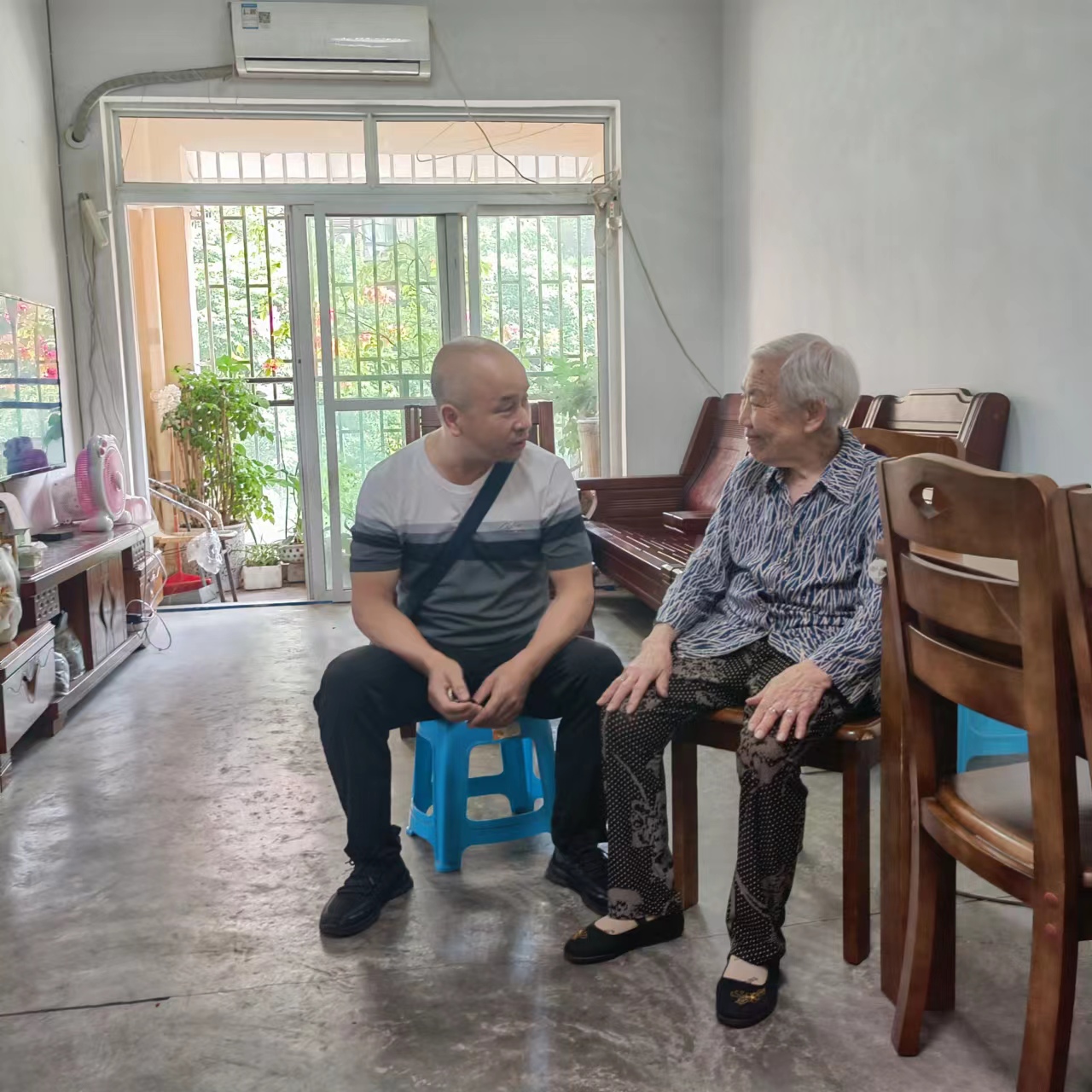 魚塘街道撫琴臺社區黨風政風監督員上門走訪（肖晨鐘 攝）.jpg