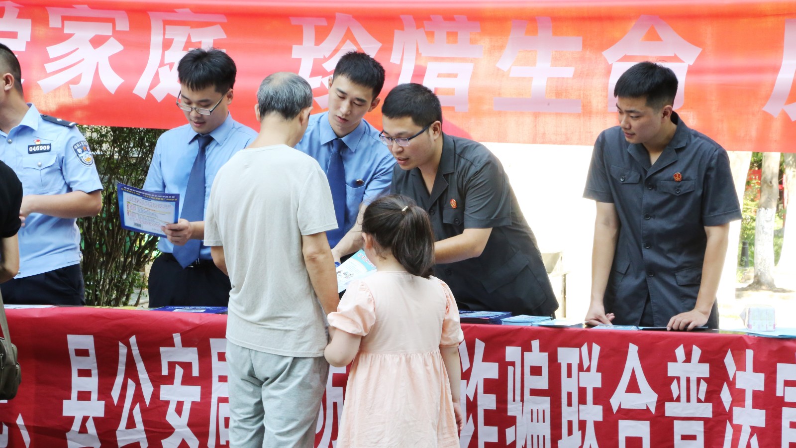 圖片2：法院干警向群眾發放宣傳資料.JPG