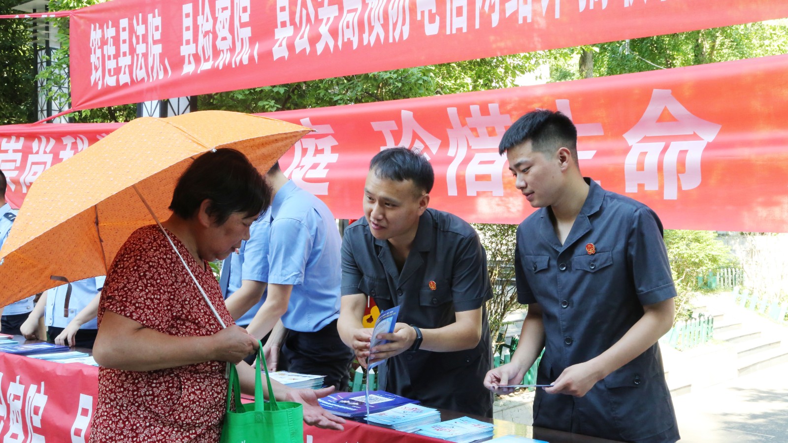 圖片3：法院干警向群眾講解防詐騙知識.JPG