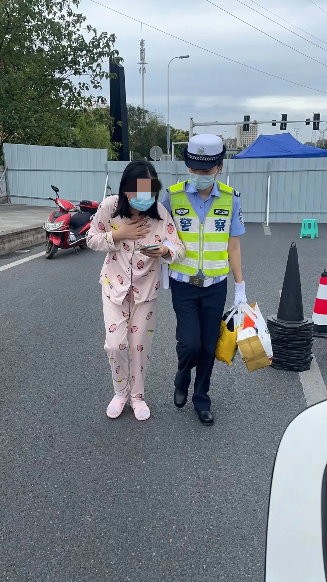 交警護送群眾.png