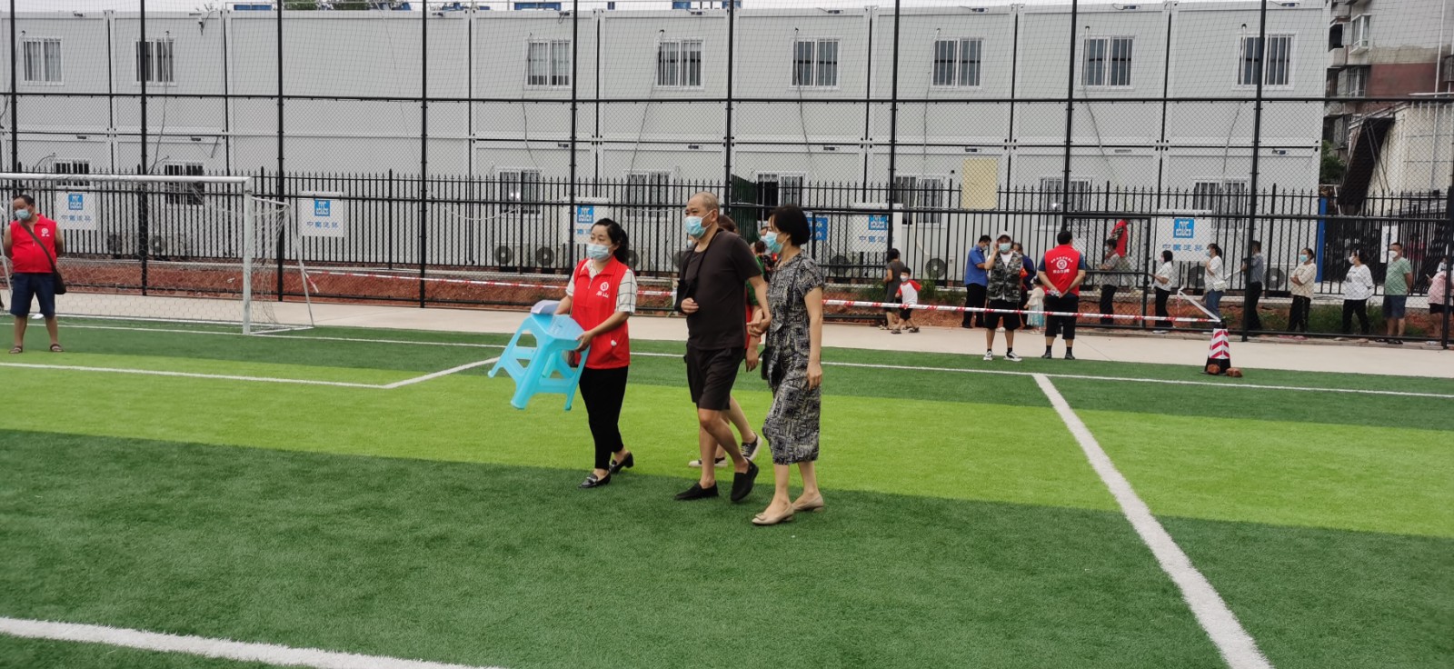 _20220907傍晚黨員志愿者幫助腿腳不便的人走綠色通道.jpg
