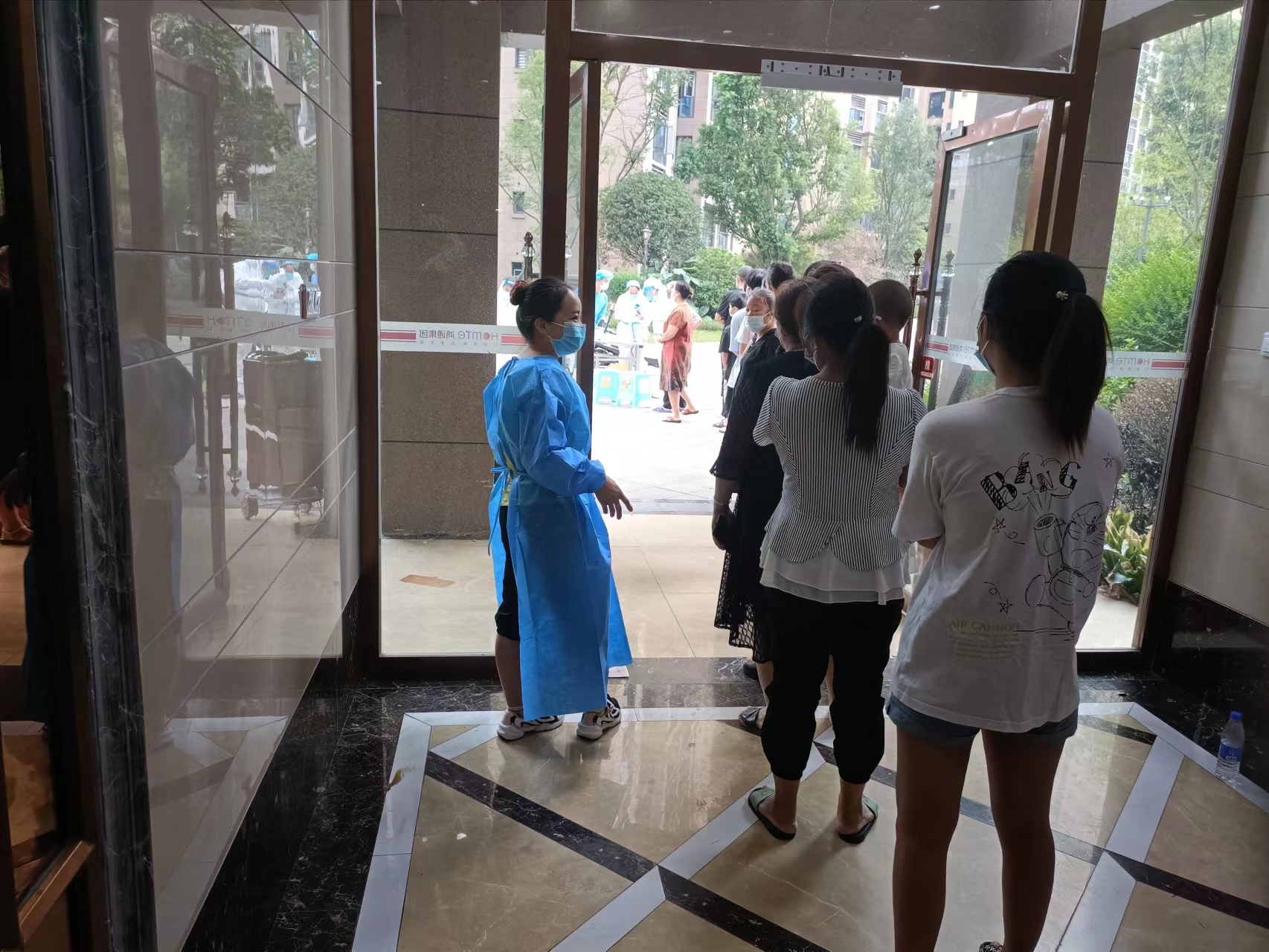 徐邱蘭在組織居民有序排隊參與核酸檢測.jpg
