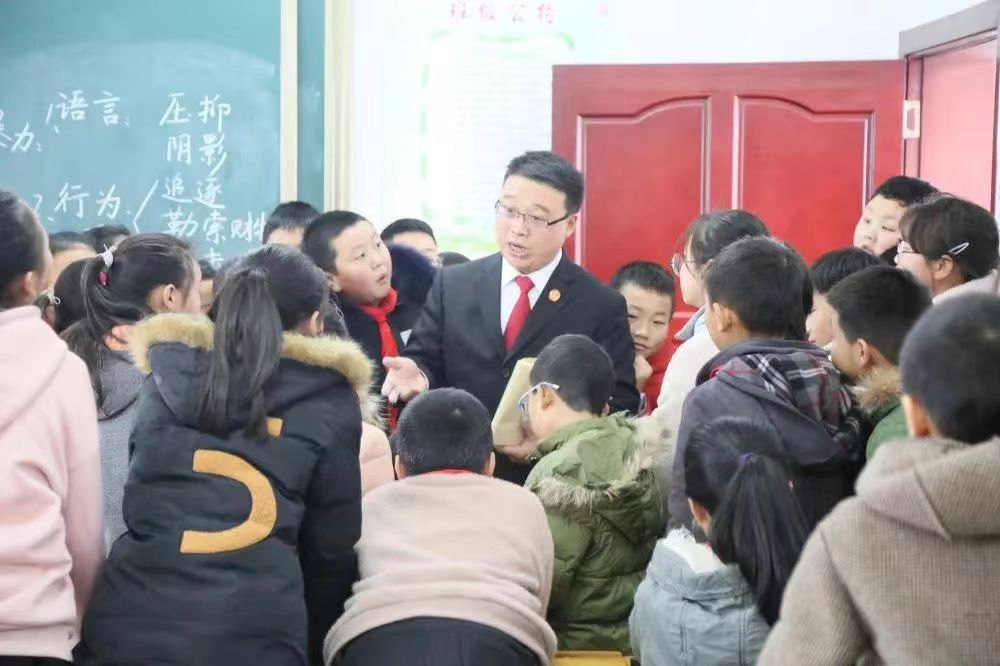 圖片①：曾經深入校園開展法治宣傳的付澤勛.jpg