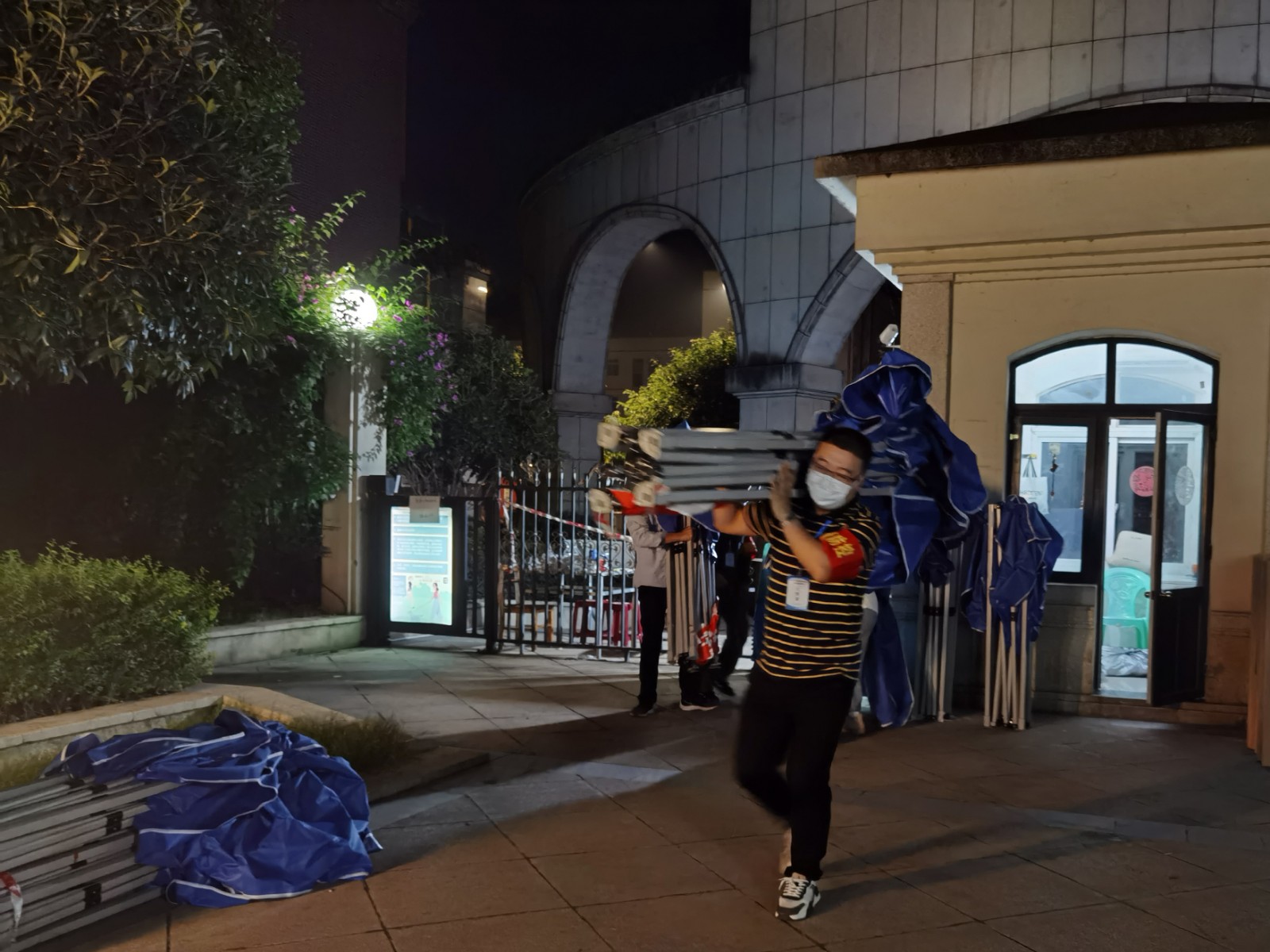 圖片③：清晨，付澤勛帶領導干警提前布置核酸檢測場地.jpg