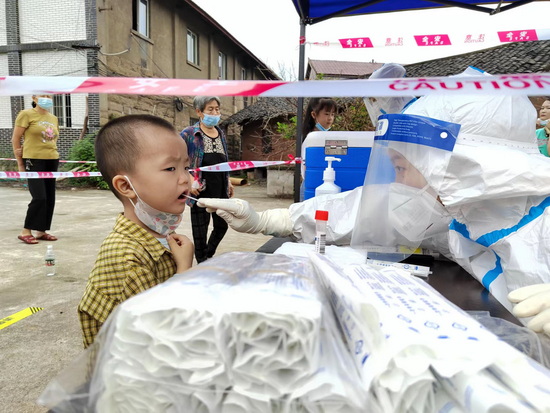 醫護人員為群眾采核酸.jpg